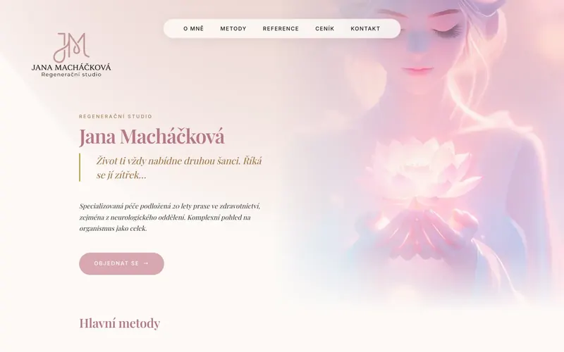studio-mikovice.cz na počítači: logo, jméno a citát v barvách identity